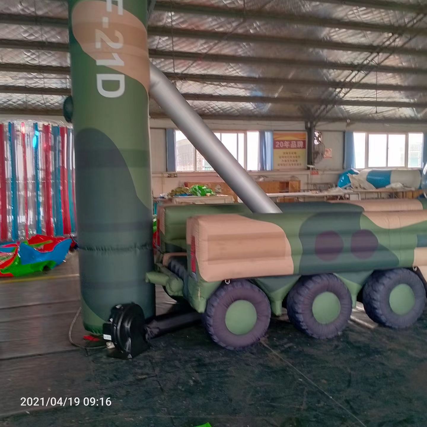 信宜军事演习中的充气目标车辆：模拟发射车雷达车坦克飞机